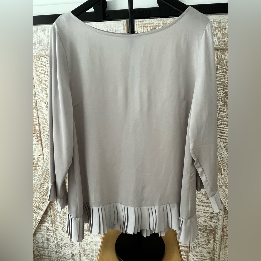 Banana Republic Light Gray Long Sleeve Dressy Blouse with Ruffle Hem size XL